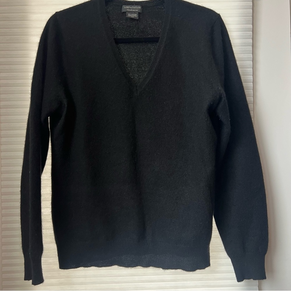 Lord & Taylor v-neck black 100% cashmere sweater (L)